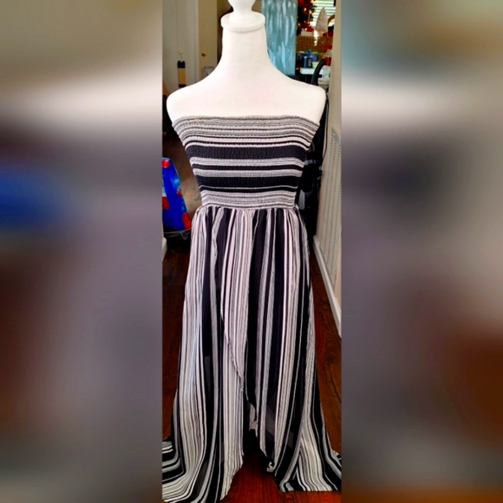 STRAPLESS BLACK AND WHITE FULLY LINED DRESS.